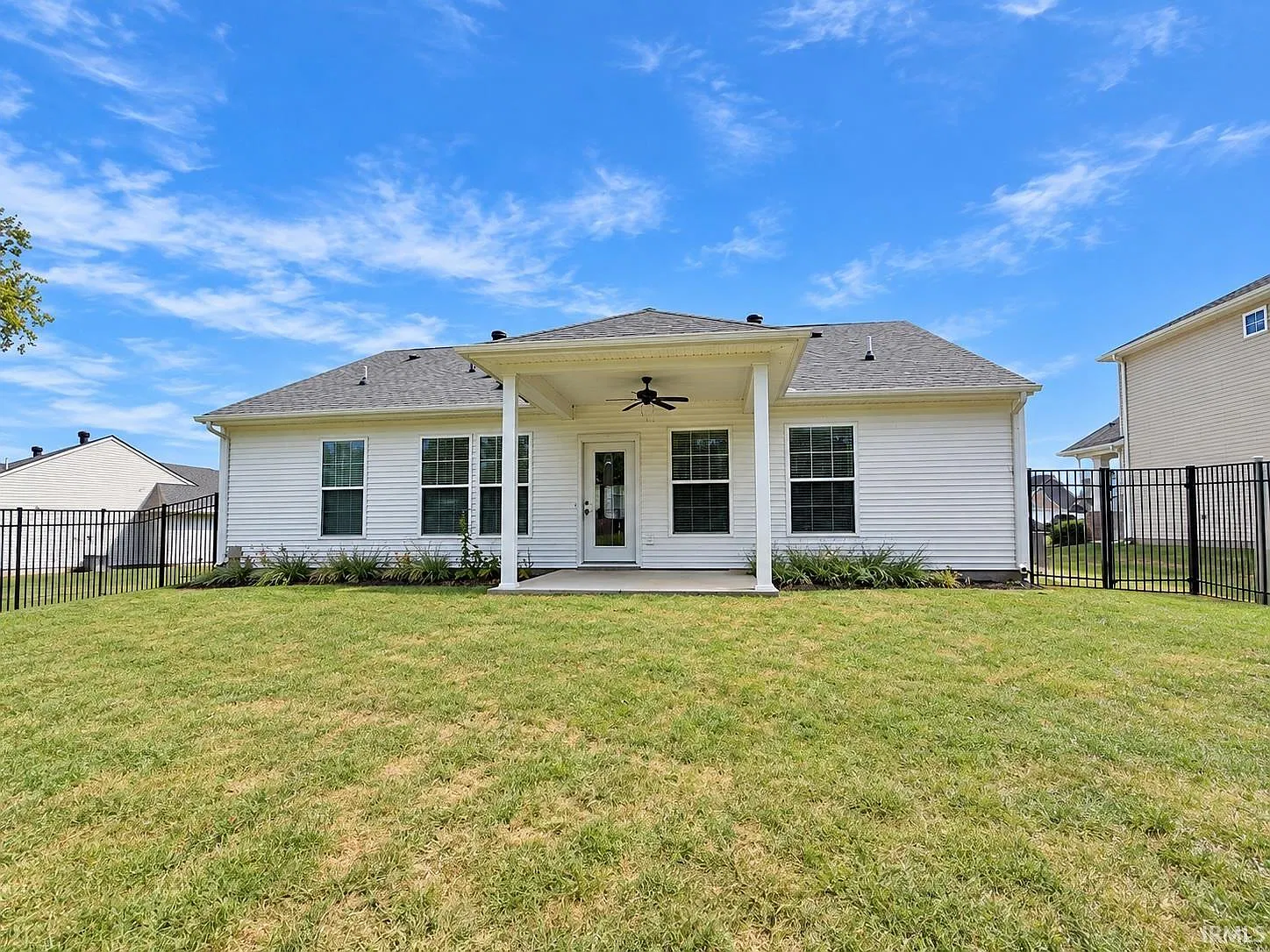 3 bed, 2.0 bath, 1416 sqft, $2,000 — Photo 2