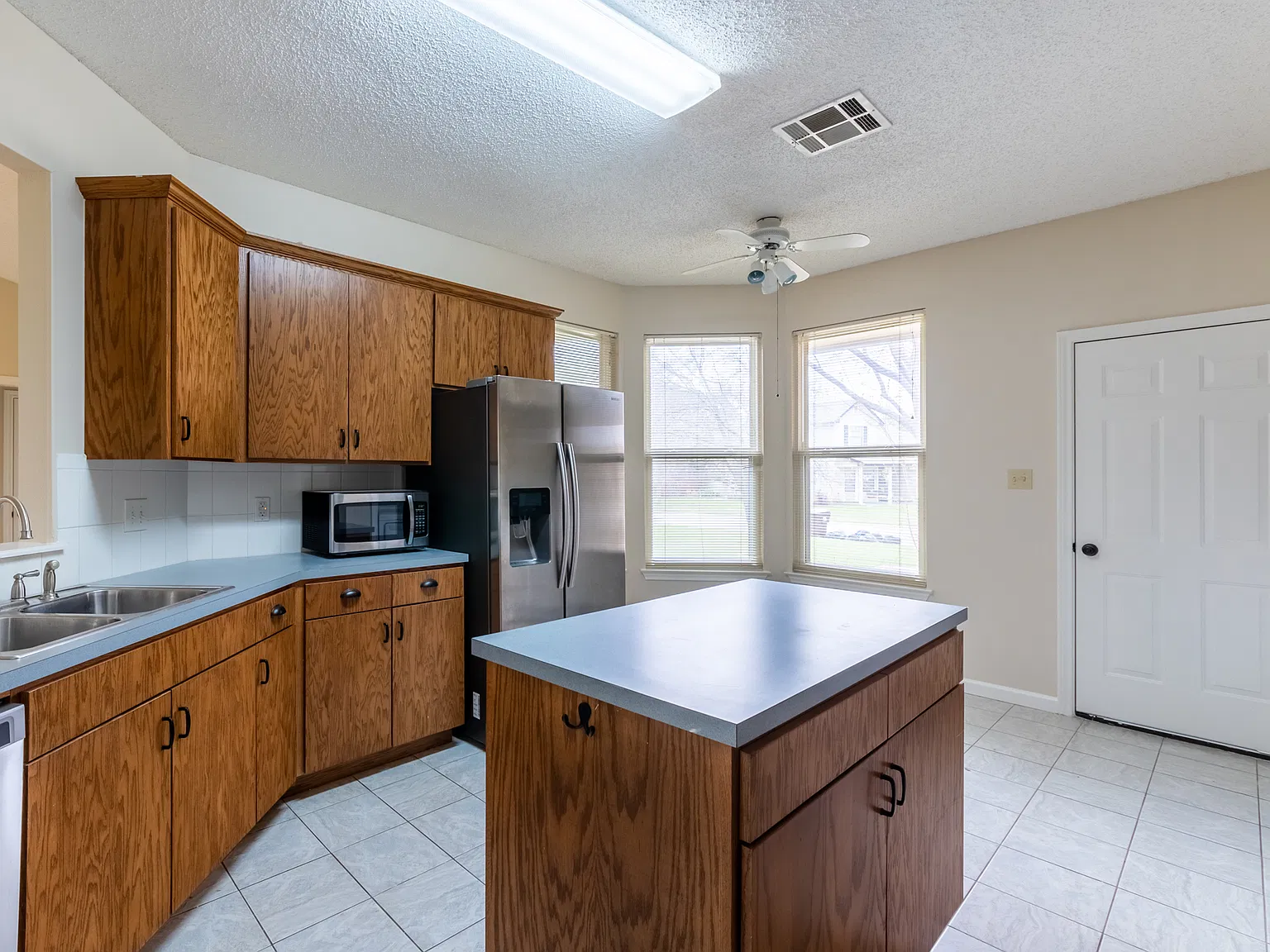 3 bed, 1612 sqft, $1,995 — Photo 4