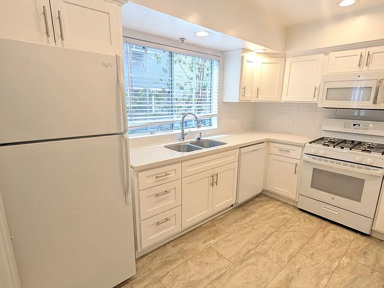 615 N Hayworth Ave — Photo 1