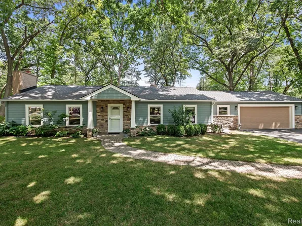 2580 S Christian Hills Dr, Rochester Hills, MI 48309