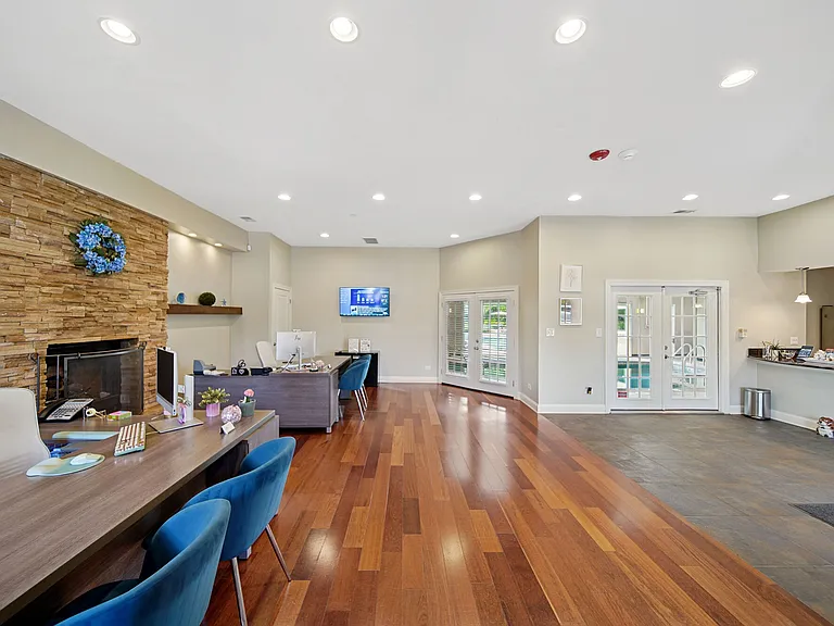 Waterford Place Apartments — Photo 27