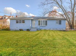 34 Essex Cir, Shirley, NY 11967