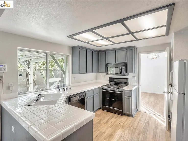 4973 Ridgeview Dr — Photo 3