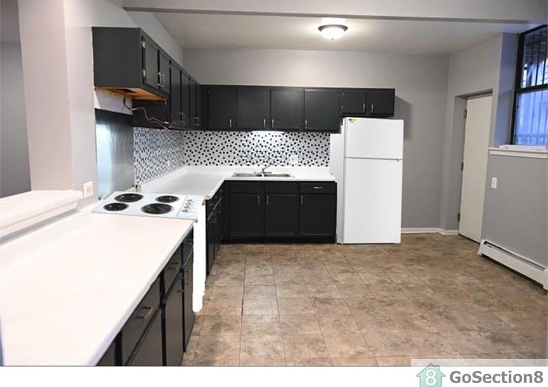 1st image of 831 E 46th St #219