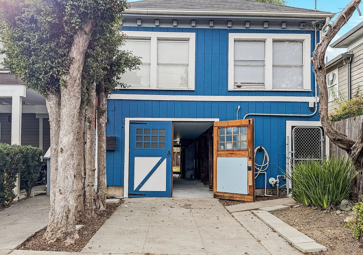 Cozy 2bed/1bath House w/a Huge Basement, Washer/Dryer, & off street pkg. space in the heart of Em... — Photo 2