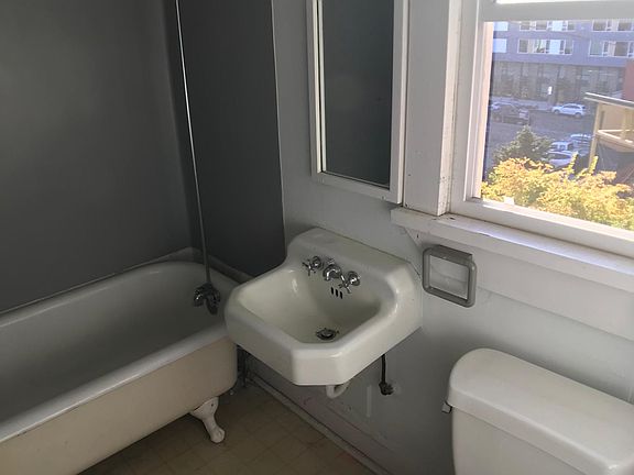 3rd image of 215 Pontius Ave N APT 26