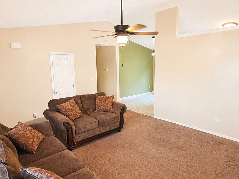 203 Stockton Ct — Photo 4