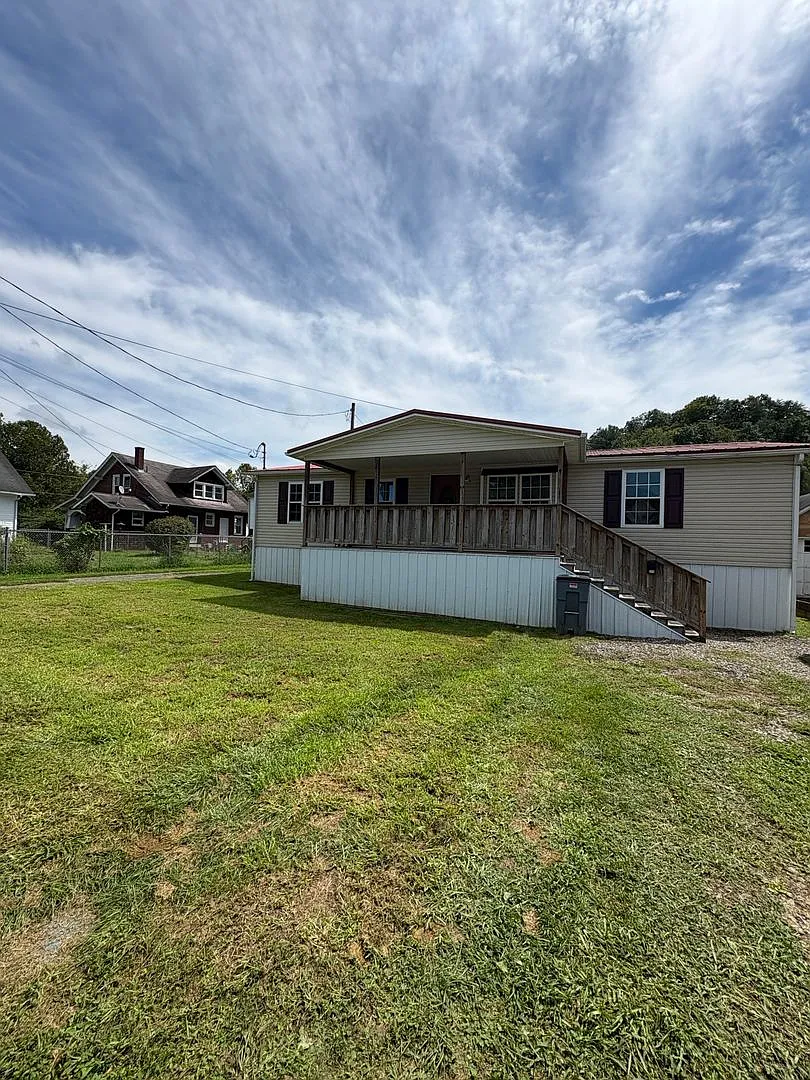 208 Hunter St, Glenville WV — Photo 1