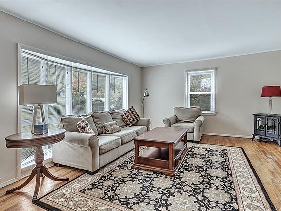 4th image of 10 Verne Pl