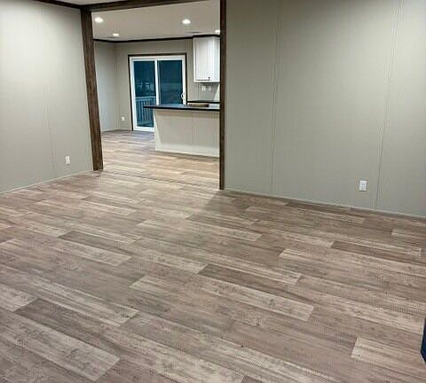 5th image of 555 Holliday Rd