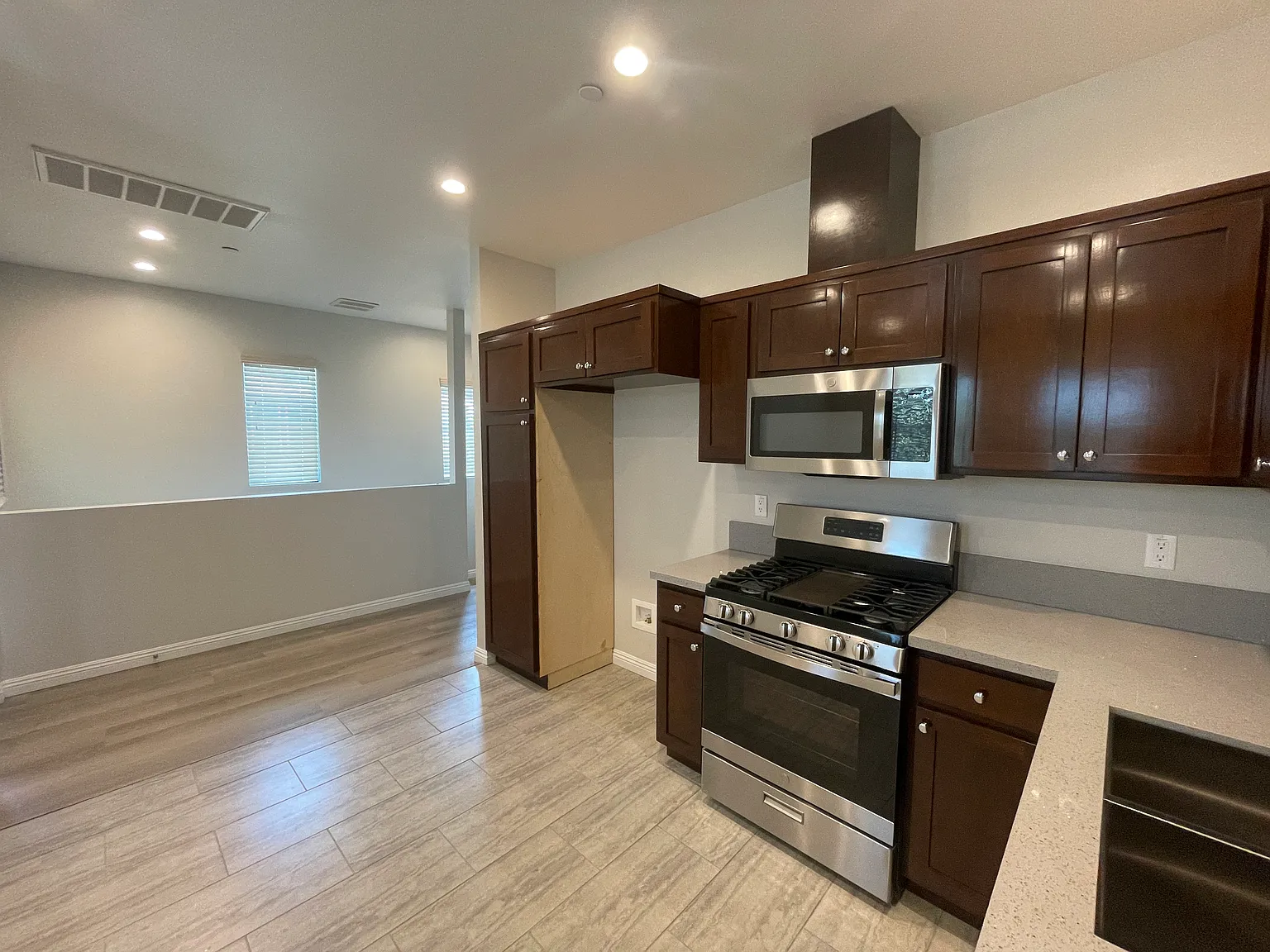 3 bed, 1118 sqft, $3,175 — Photo 1