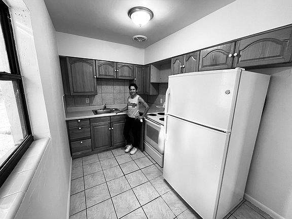 Range, oven, and Refrigerator with an ice maker.