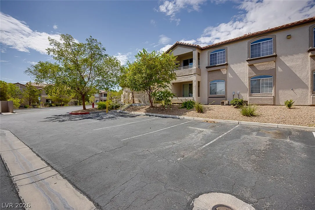 2 bed, 2.0 bath, 1104 sqft, $1,625 — Photo 2