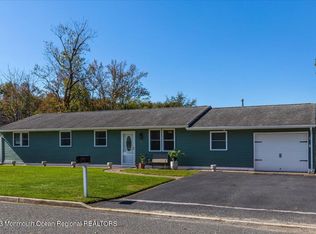 5 Smith St, Farmingdale, NJ 07727