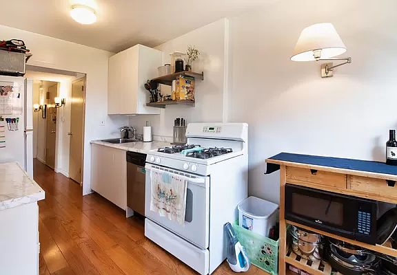 3rd image of 80 La Salle St APT 7C