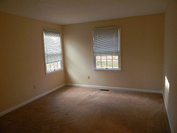 5th image of 271 Elk Ln