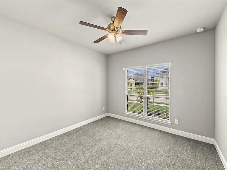 304 Community Dr — Photo 19