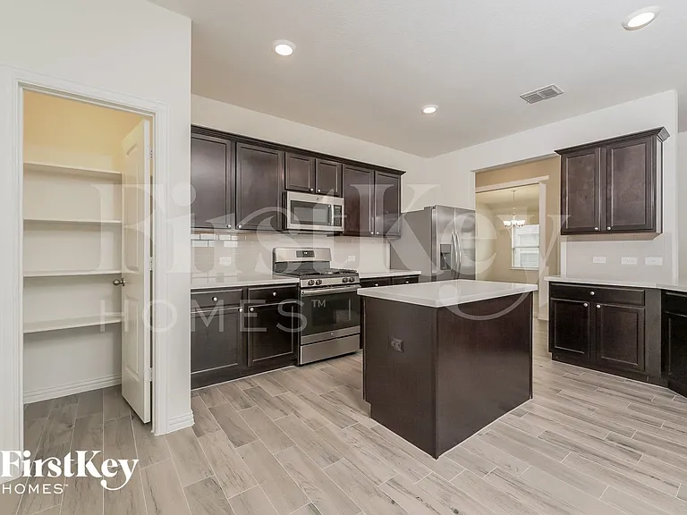 815 Silverbell St — Photo 5