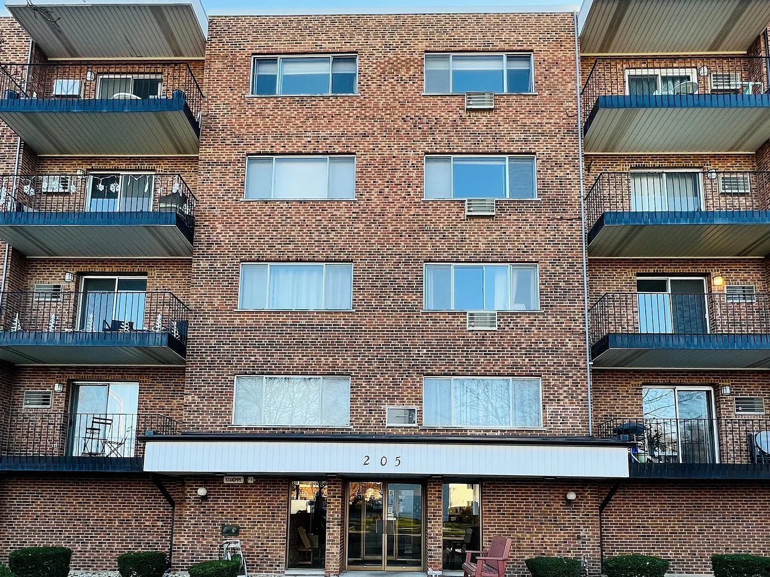 205 W Miner St — Photo 1