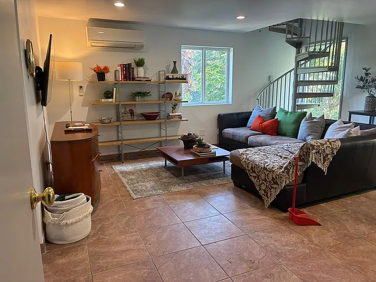 2440 N Gower St #B — Photo 15