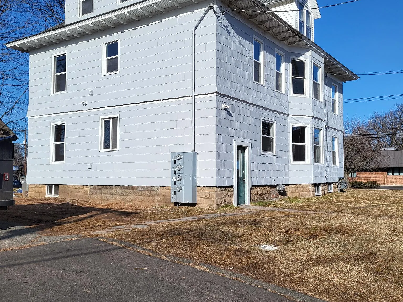 3 bed, 1500 sqft, $1,975 — Photo 2