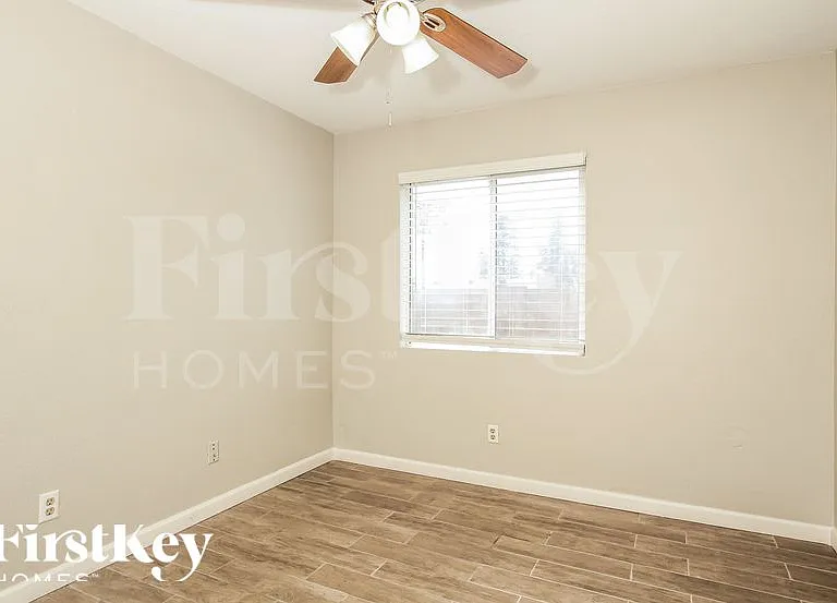 4237 W Grovers Ave — Photo 11
