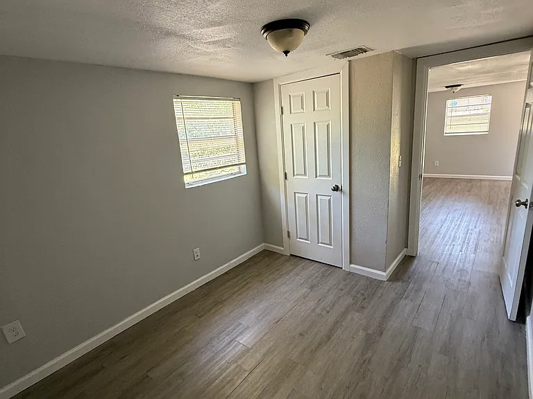 1209 Glenda Dr — Photo 3
