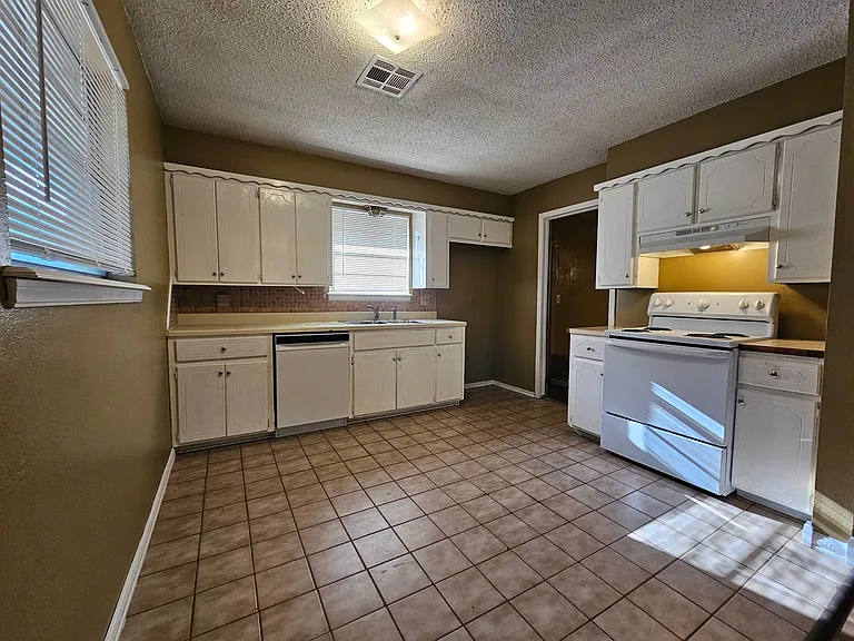 1428 Princeton Cir — Photo 5