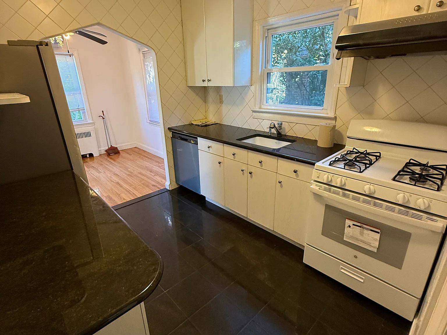 4 bed, $5,680 — Photo 4