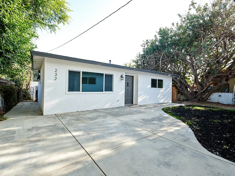 232 W 3rd St — Photo 1