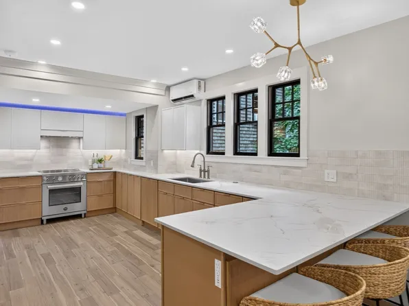 21 Brewster St, Provincetown, MA 02657