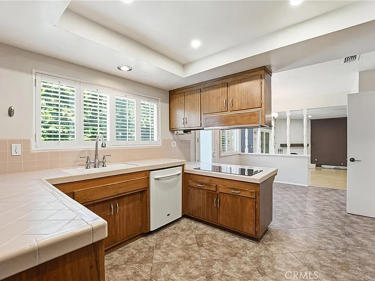 1163 N Lincoln St — Photo 12