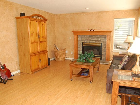 Family room w/fireplace