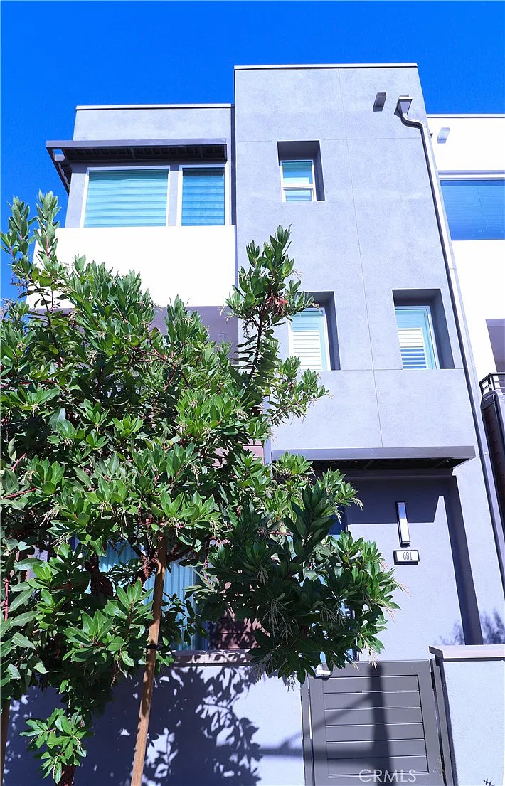 3 bed, 2.5 bath, 1564 sqft, $4,200 — Photo 1