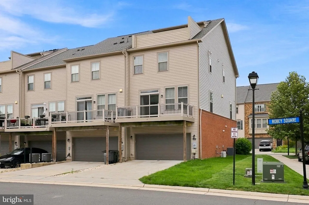 5 bed, 4.5 bath, 2556 sqft, $3,800 — Photo 2