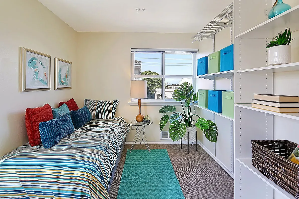 Strada - Convenient UW living. — Photo 1