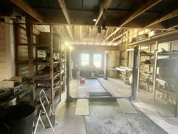 3rd image of 6068 Charleston Hwy