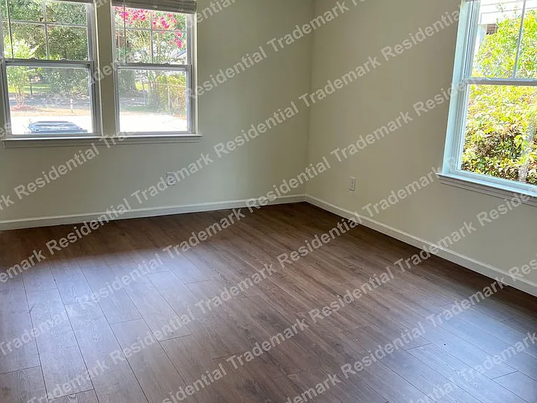 109 Avondale Ave — Photo 4