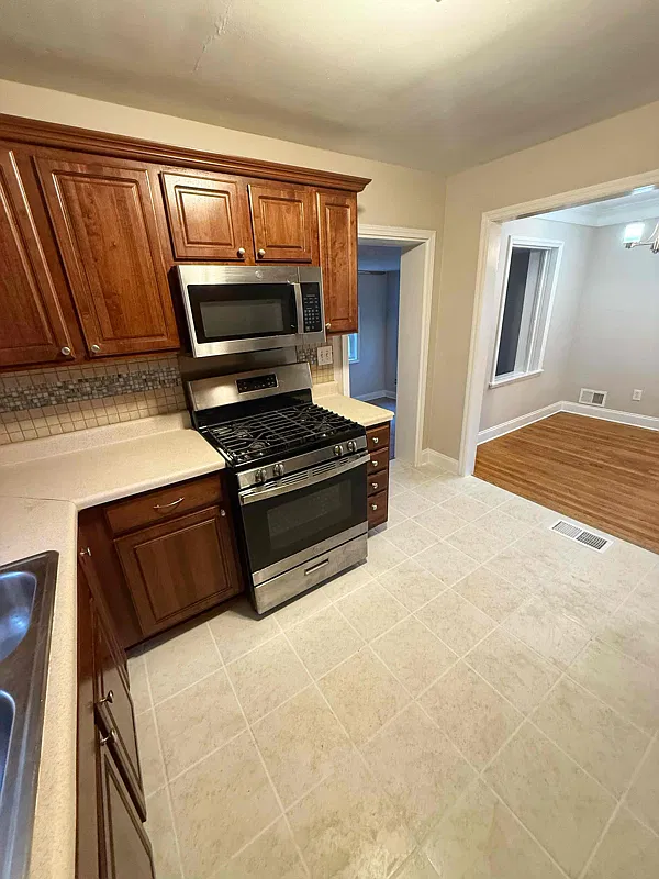 3 bed, 1300 sqft, $1,500 — Photo 3