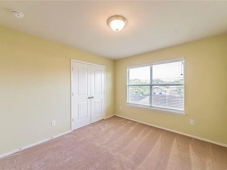 560 Griffith Dr — Photo 16