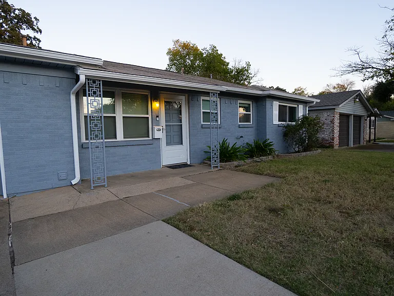 1004 Russell Ln — Photo 3