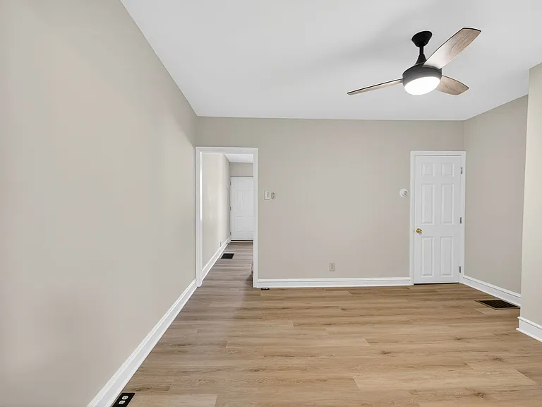 733 Center St — Photo 9