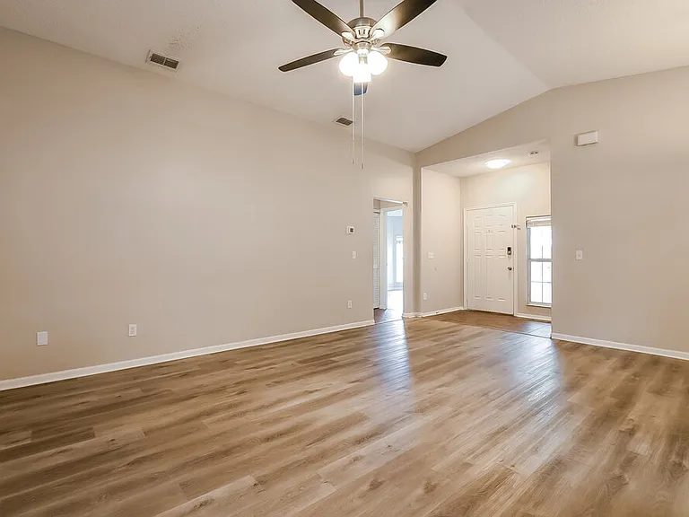 1912 Windsor Oak Dr — Photo 3