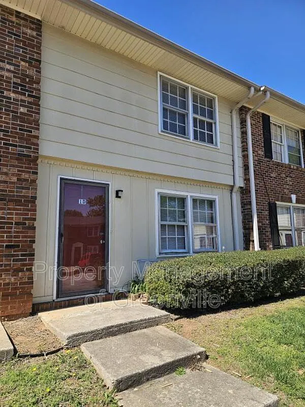 2 bed, 1.5 bath, 1040 sqft, $995 — Photo 1