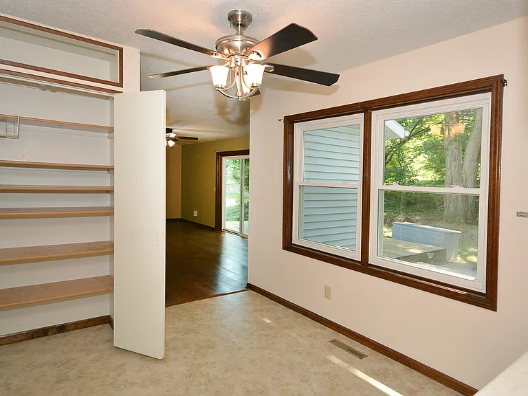 4745 Briarhill Dr — Photo 10