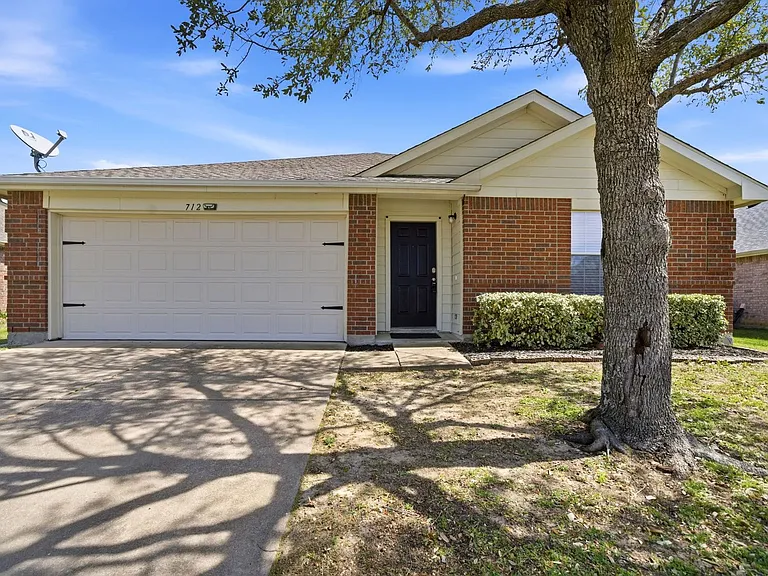 712 Preston Dr — Photo 3