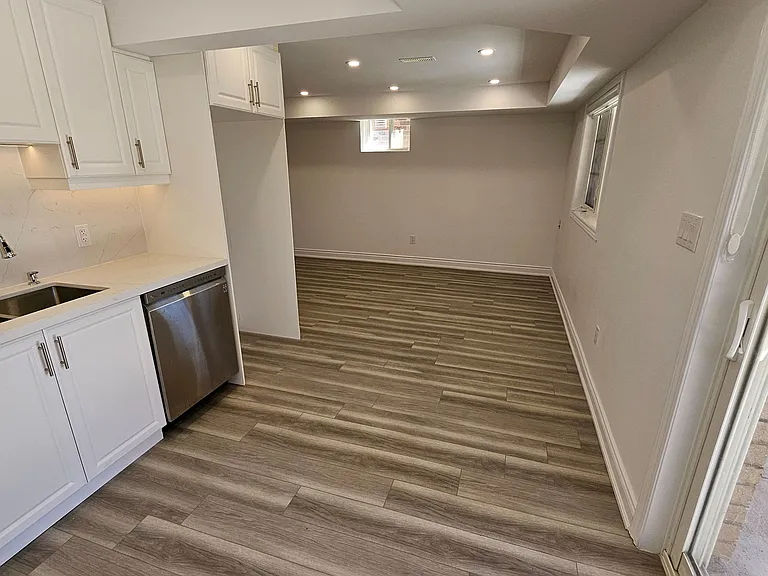 1290 Duignan Cres #LOWER — Photo 9