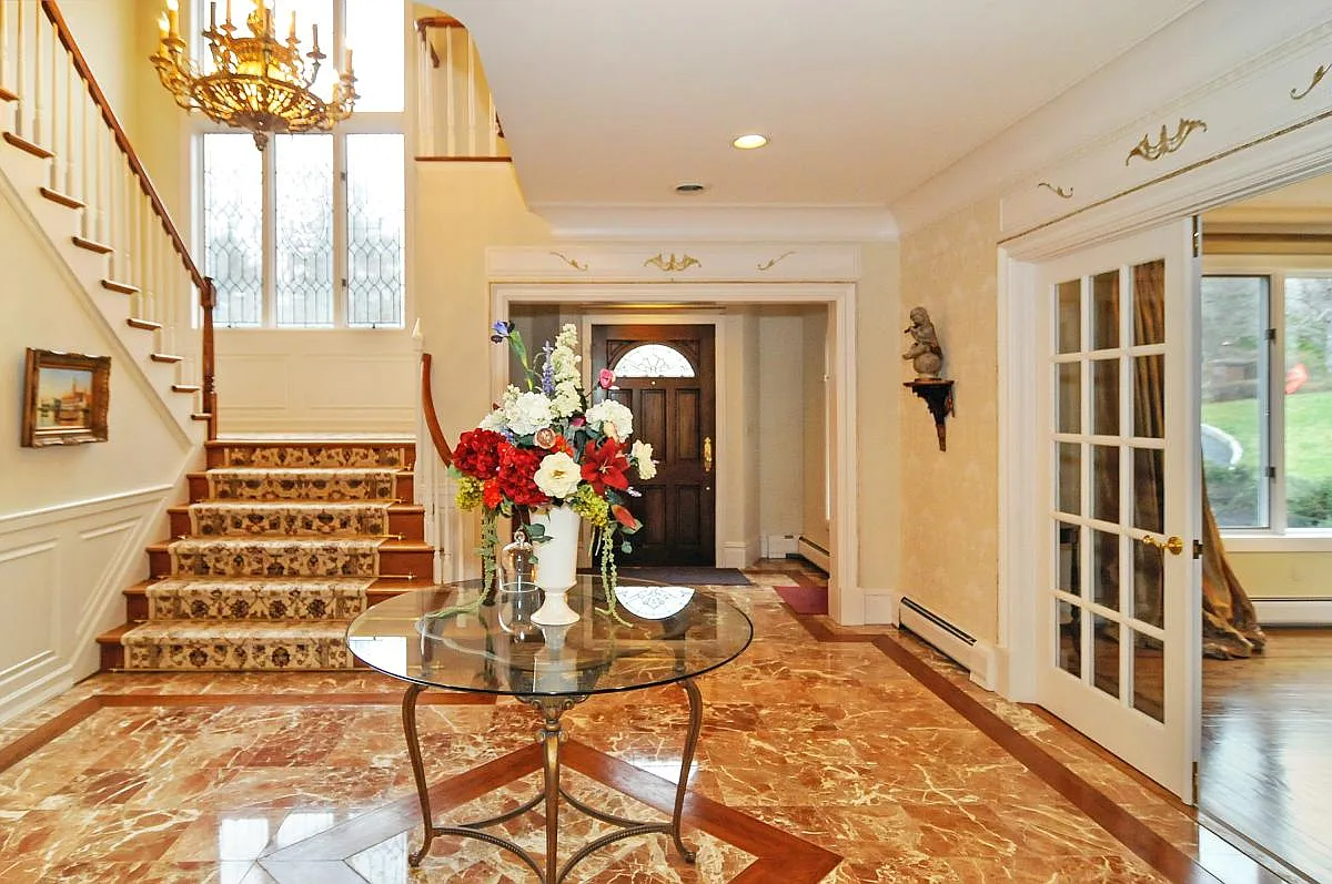 6 bed, 6.5 bath, 5762 sqft, $8,700 — Photo 2