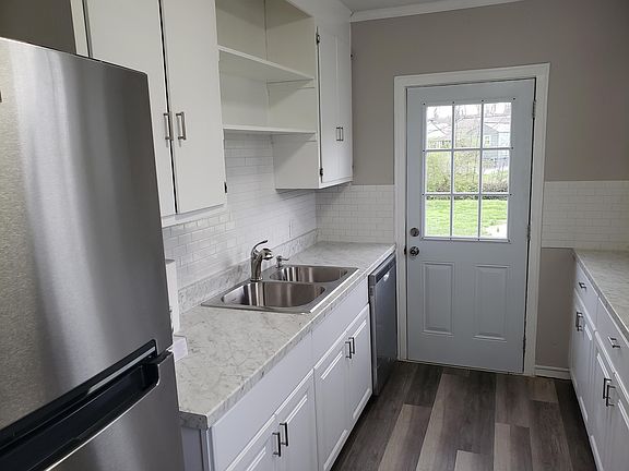 3rd image of 1421 Garden Dr
