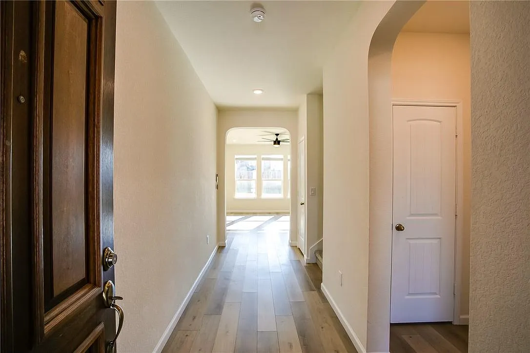 4 bed, 3.0 bath, 2544 sqft, $2,600 — Photo 4
